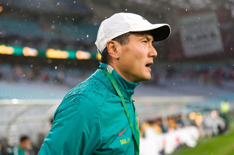 开云体育-足球报评国足0-2喀麦隆:被打懵后走出困境,考验巨大收获亦多