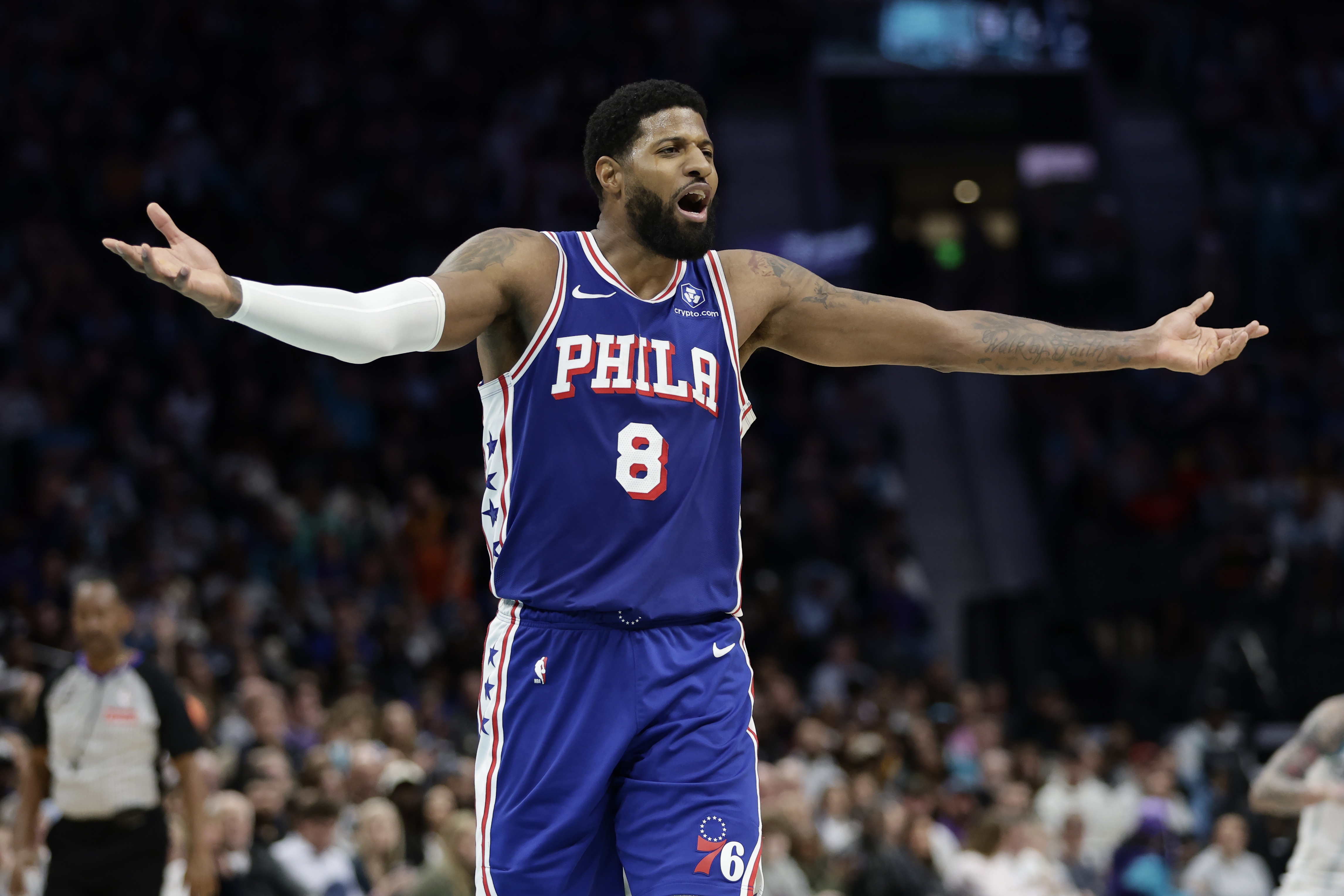 开云体育-熄火了!乔治15中5得16分5板4助2断 下半场手冰凉仅3分